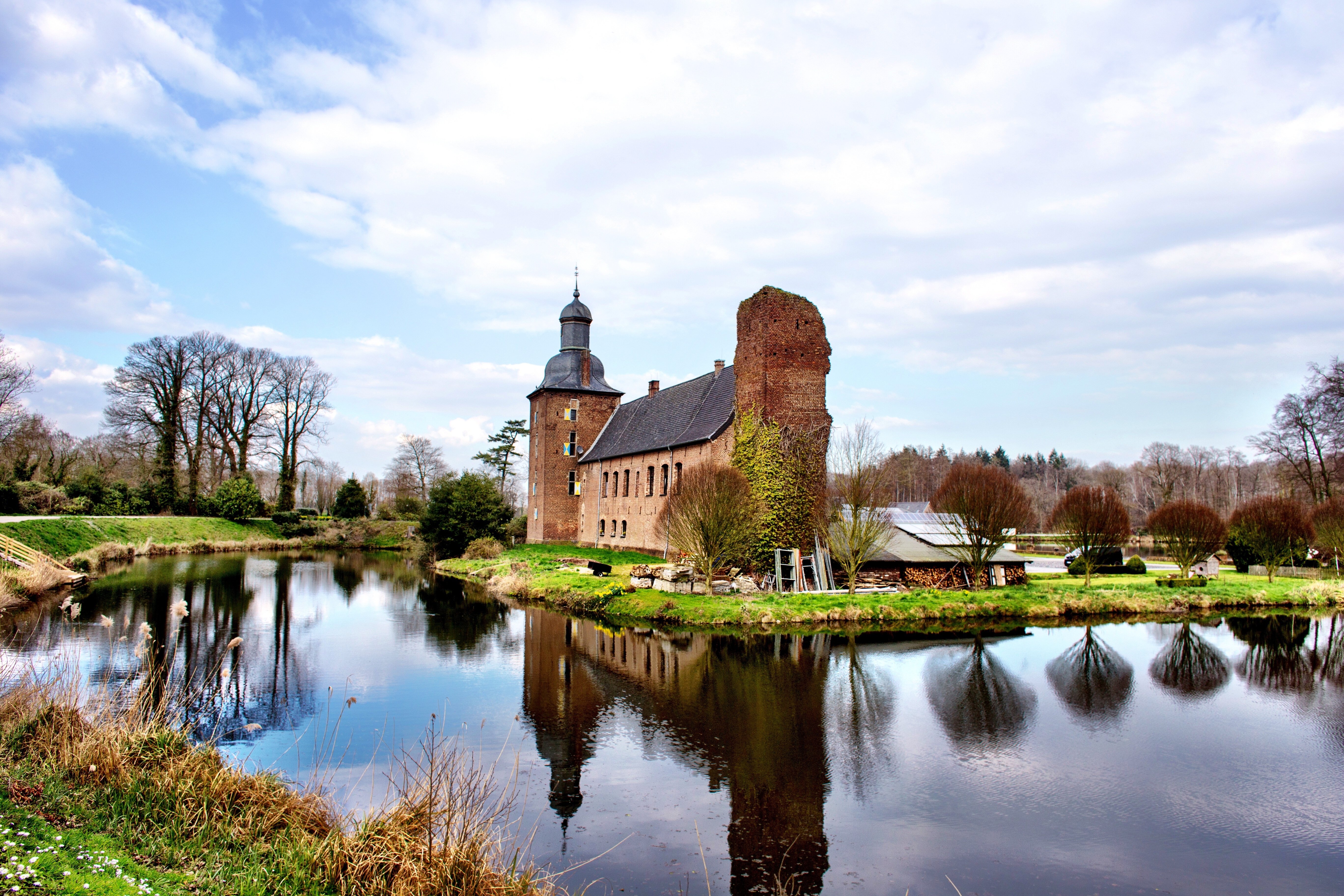Schloss Tüschenbroich Schloss Tüschenbroich mit Wasser herum