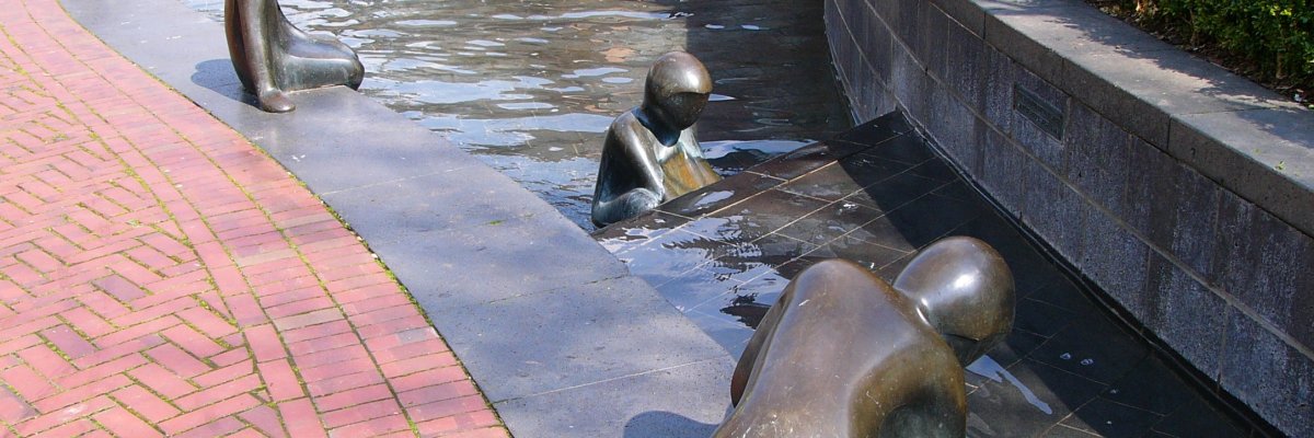 Wasseranlage in der Fußgängerzone mit eisernen Figuren