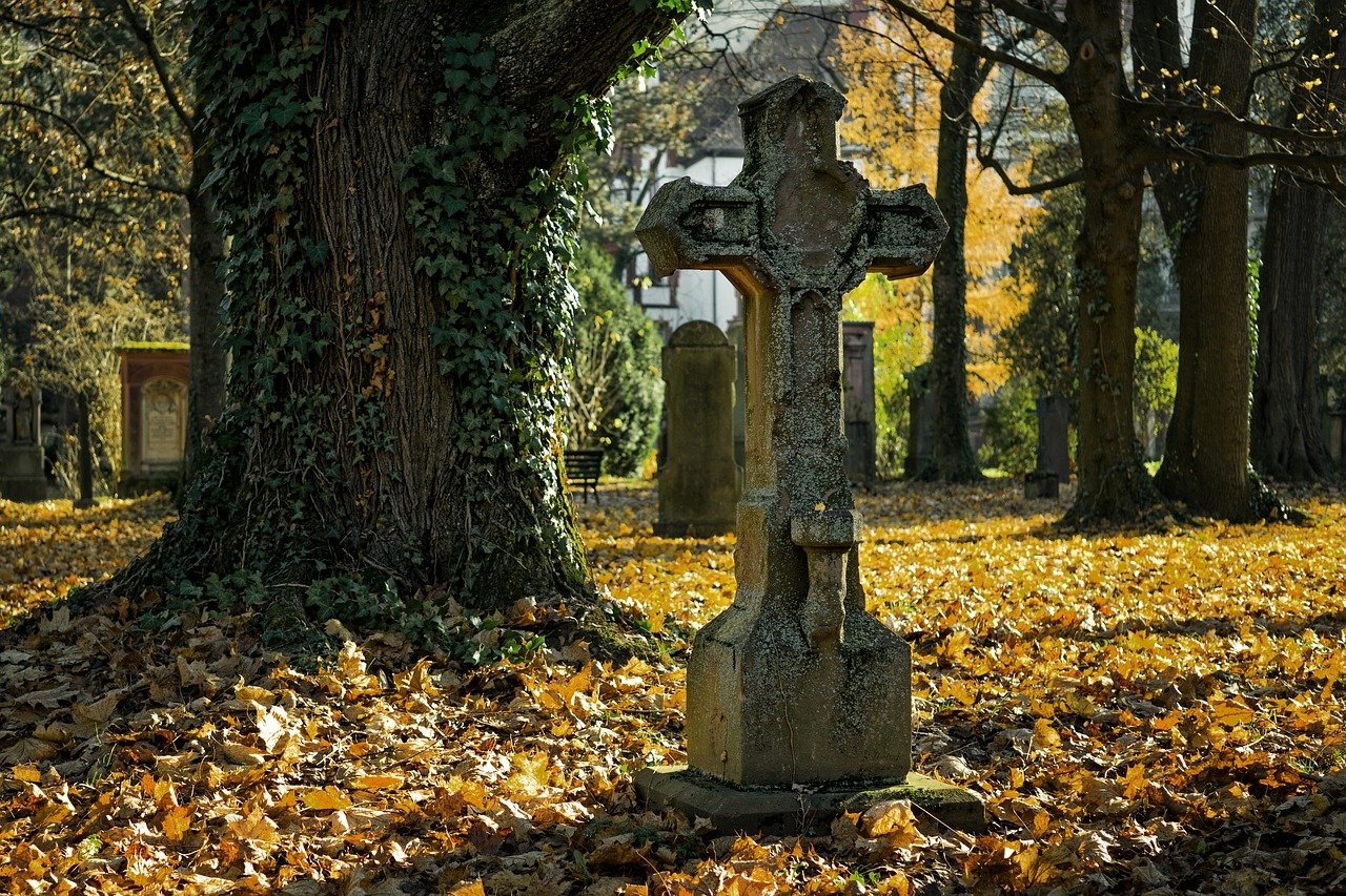 Grabmal Kreuz auf einem Friedhof