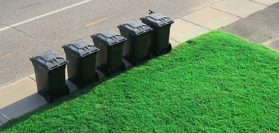 Mülltonnen vor einem Grundstück
