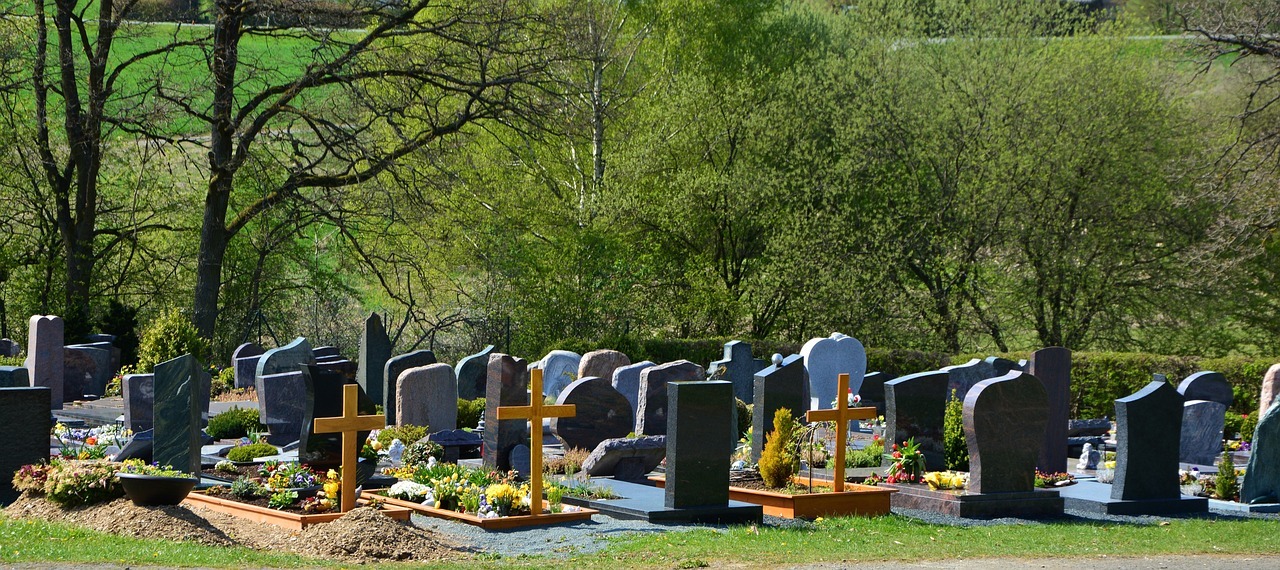Friedhof mit Gräbern