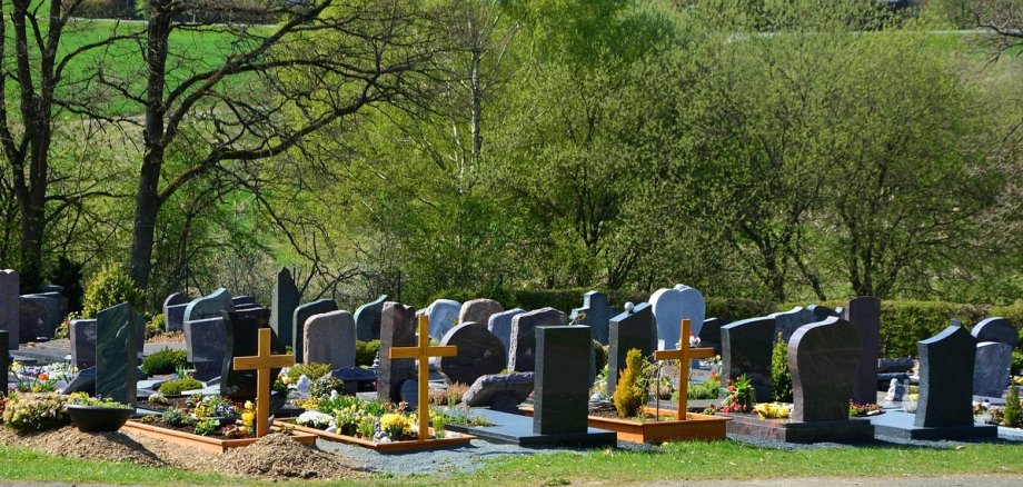 Friedhof mit Gräbern