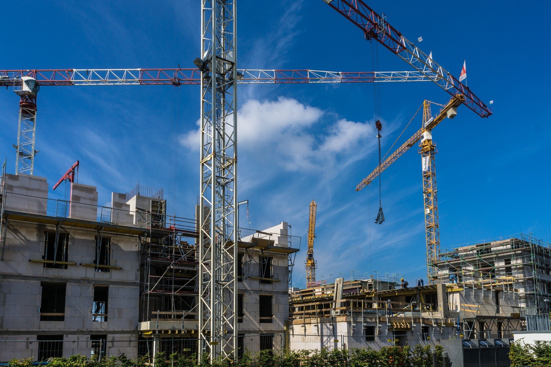 Baustelle mit zwei Kränen