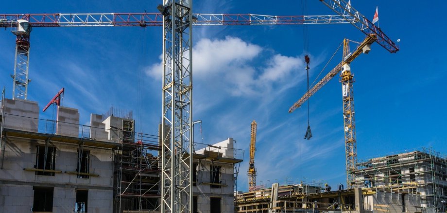 Baustelle mit zwei Kränen