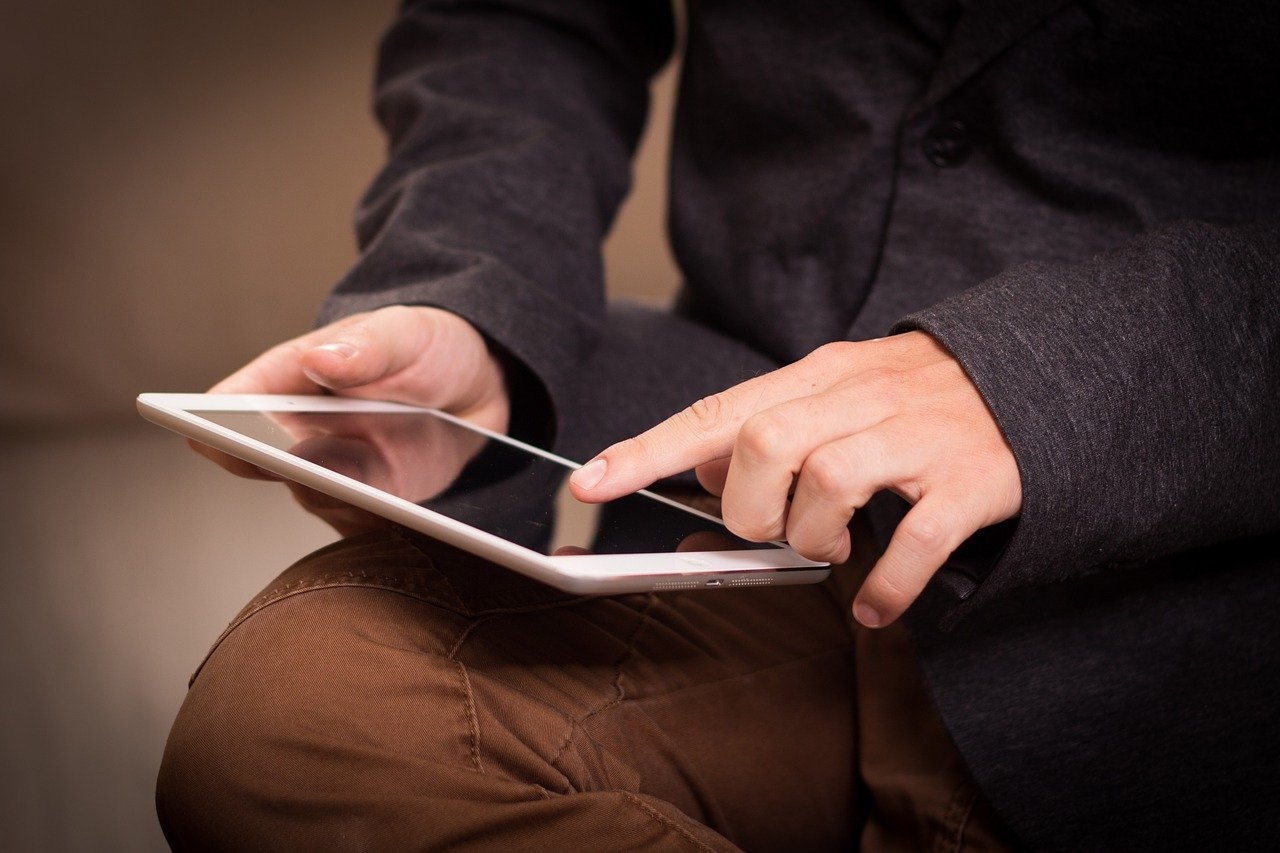 Online gehen Person mit einem Tablet