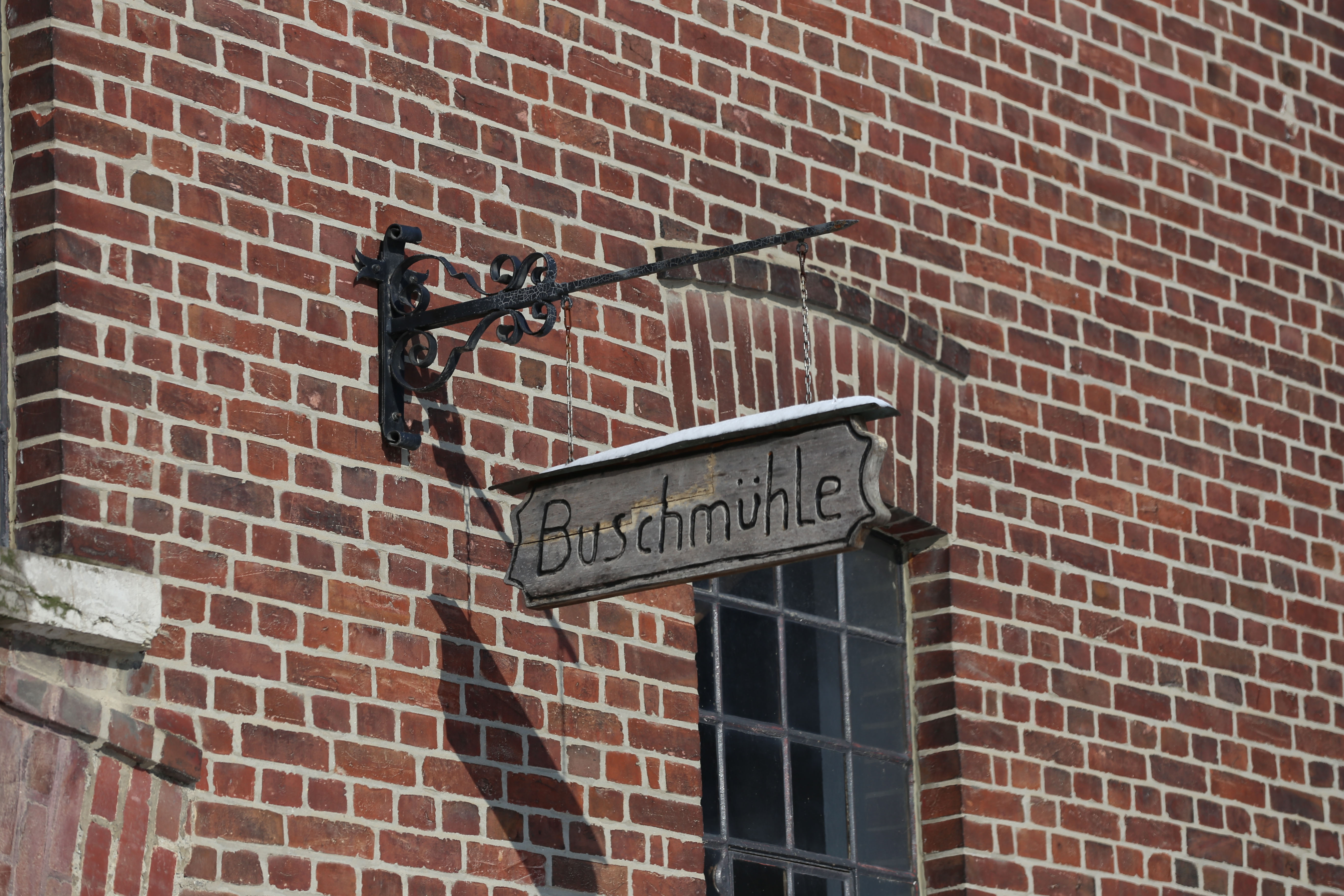 Schild "Buschmühle" Nahaufnahme Schild "Buschmühle"