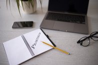 Schreibtisch mit Büroutensilien