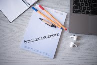 Schreibtisch mit Büroutensilien