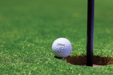 Golfball vor Loch