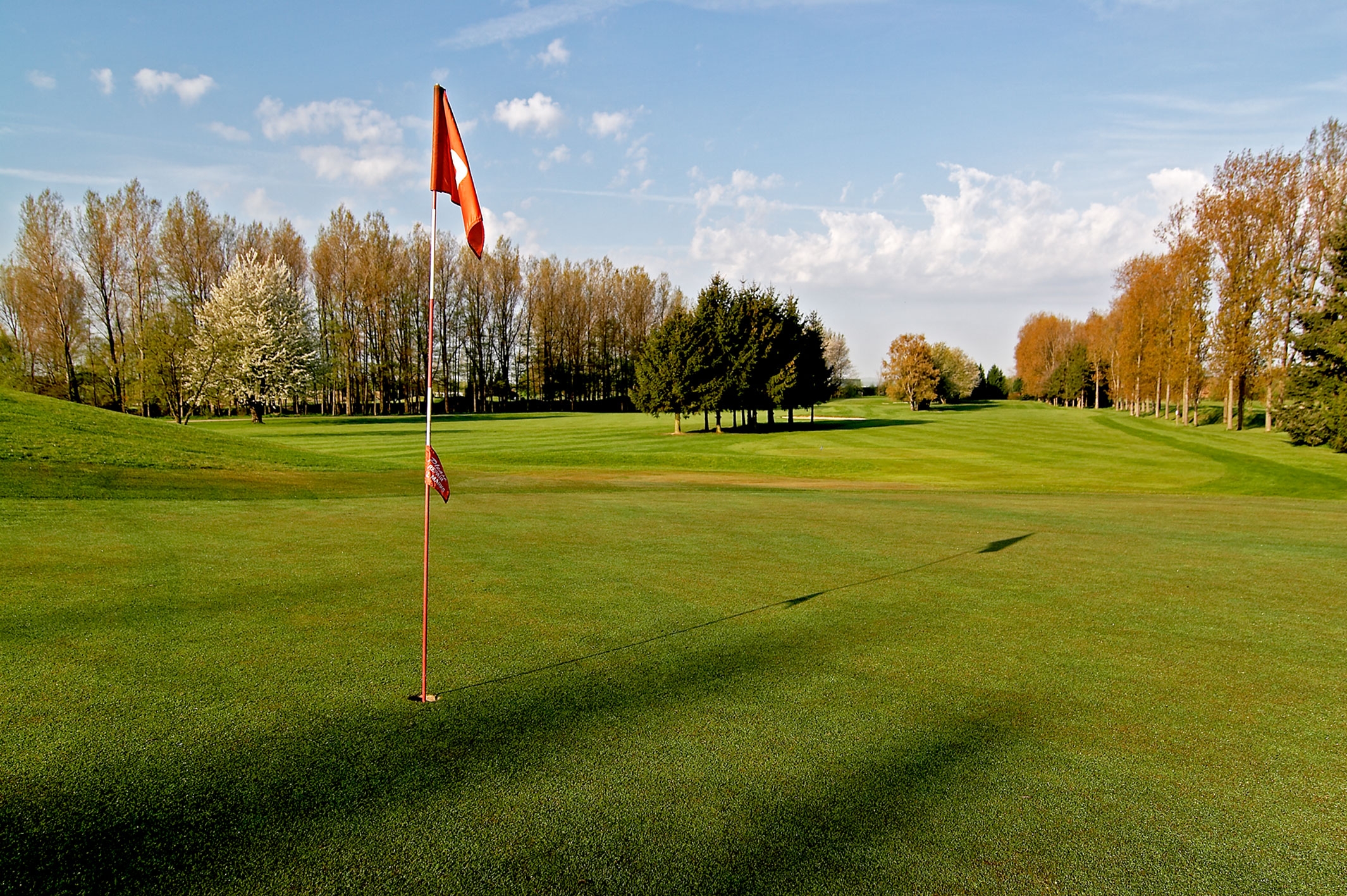 Golfplatz mit Fahne