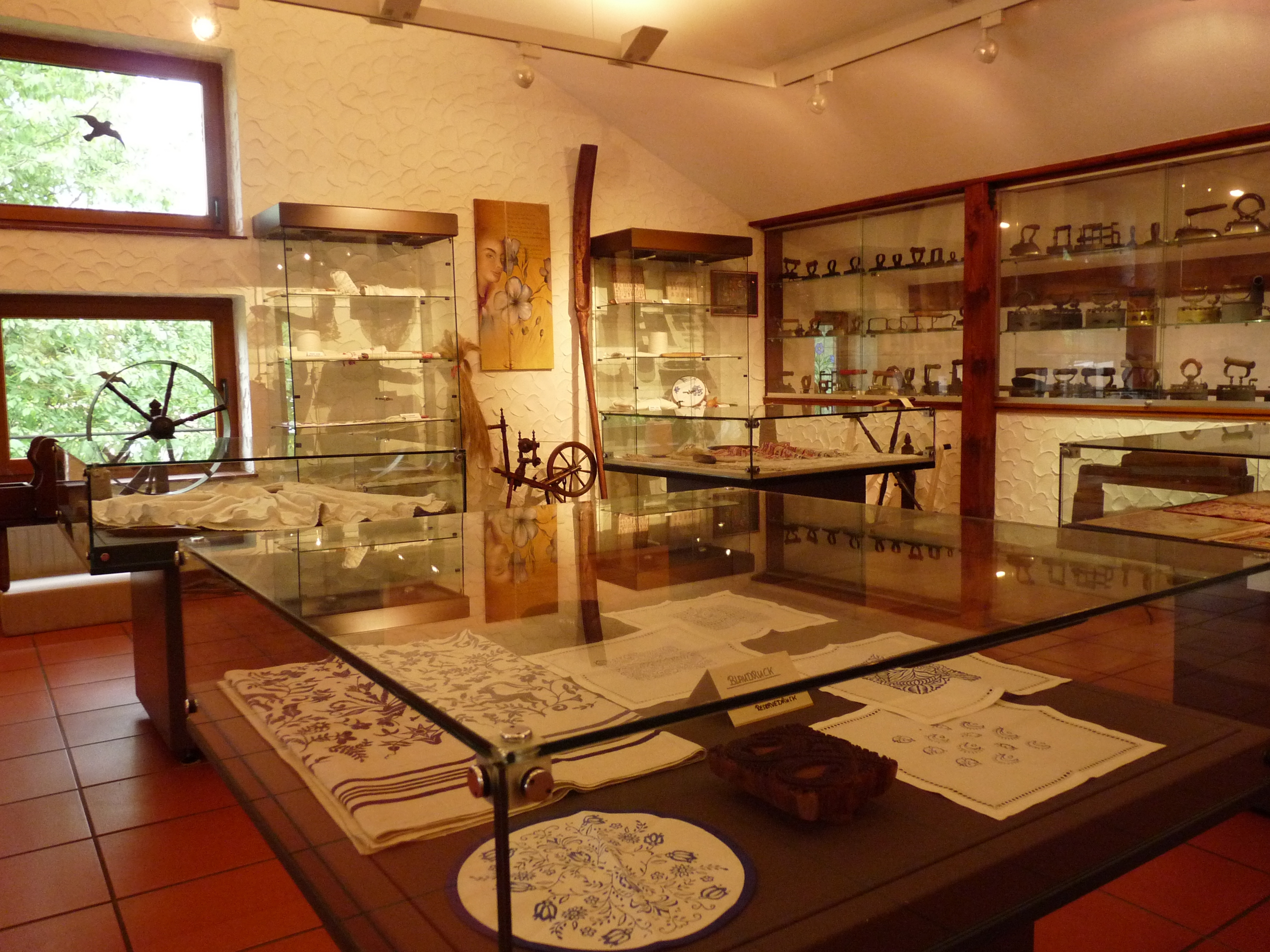 Trachtenmuseeum Ausstellungsraum: Tücher, Werkzeuge, usw.