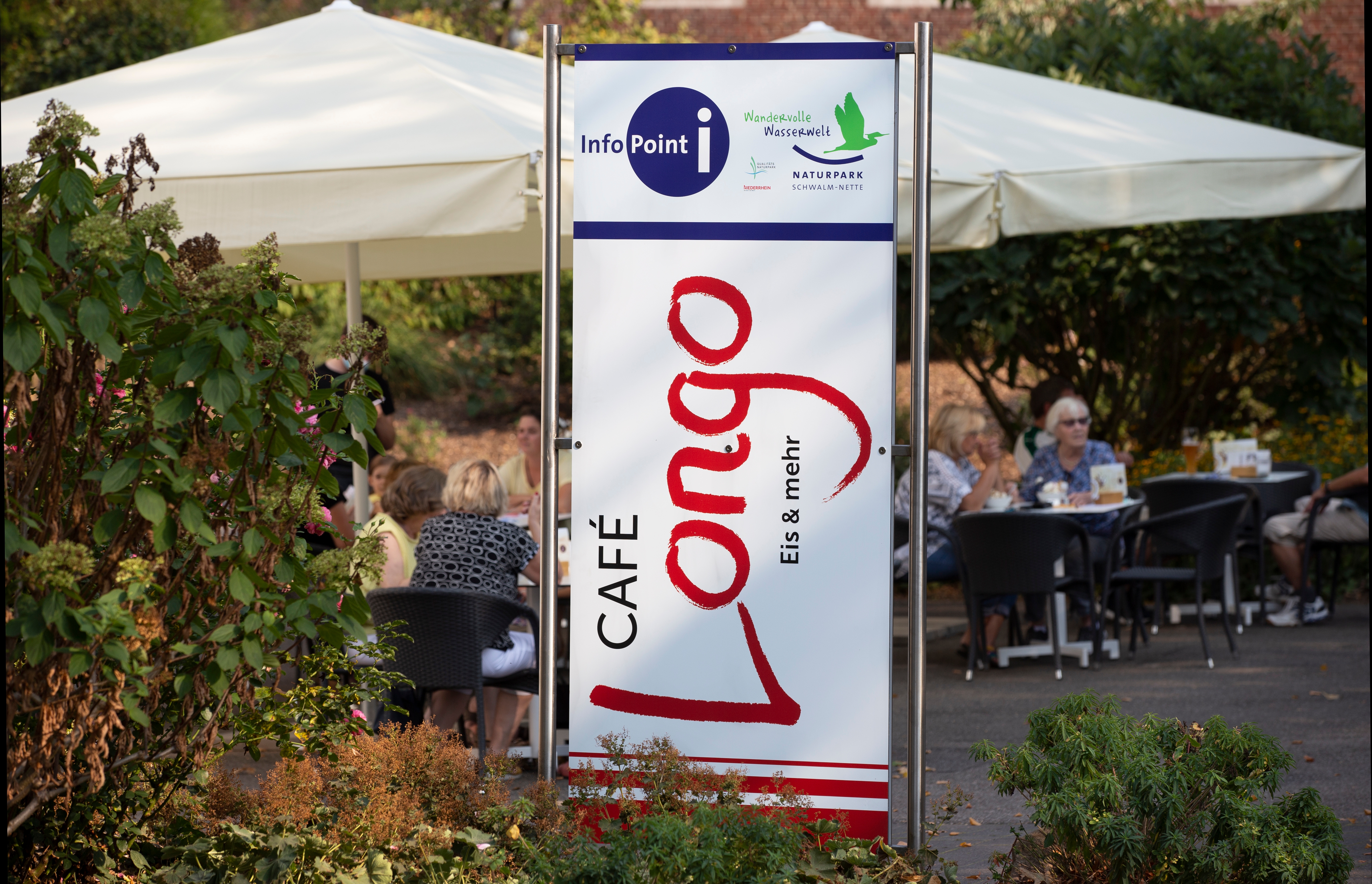 Touristischer Infopunkt Eingangsschild Café Longo