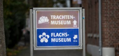 Beschilderung für Trachtenmuseum und Flachsmuseum