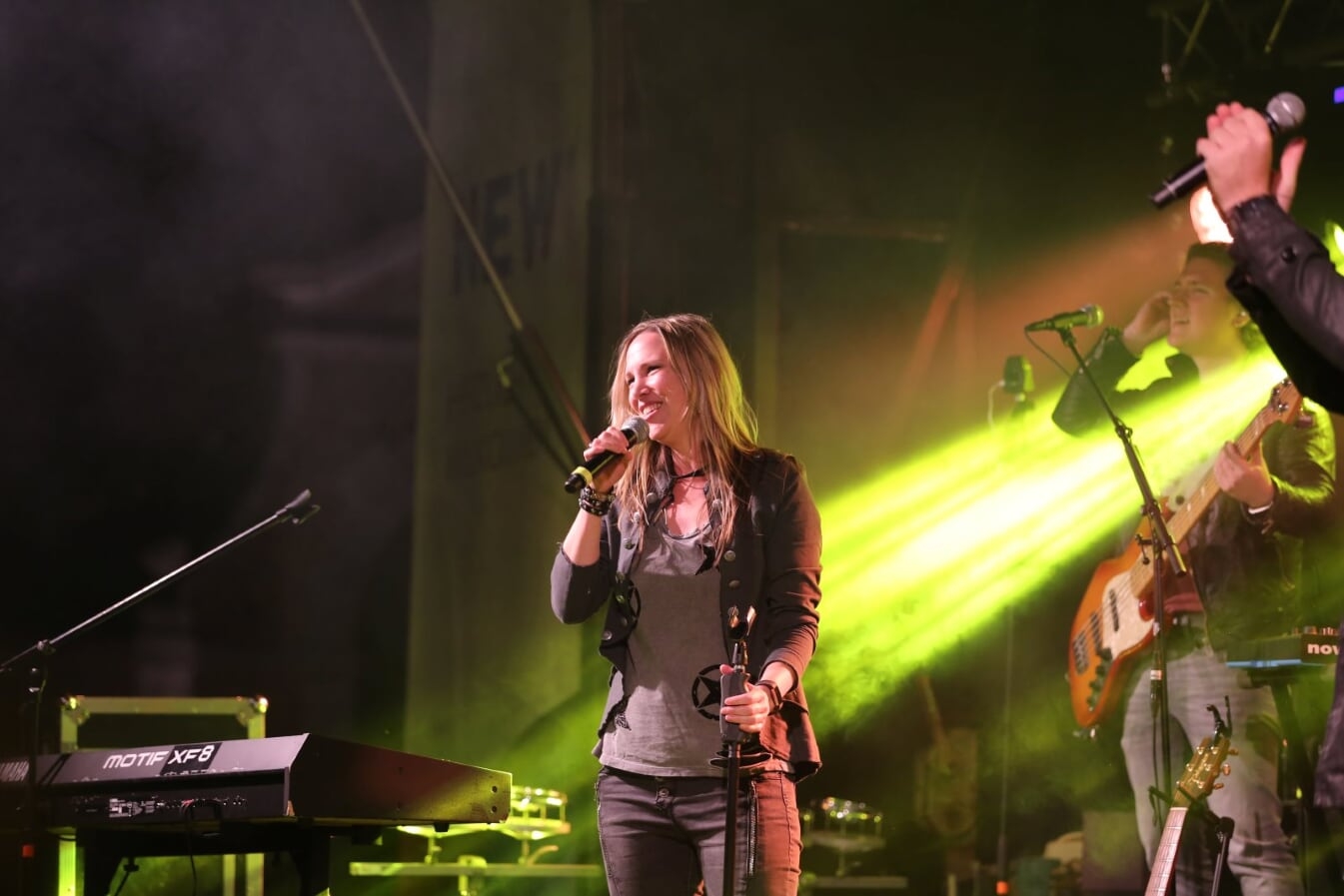 Sängerin auf der Bühne