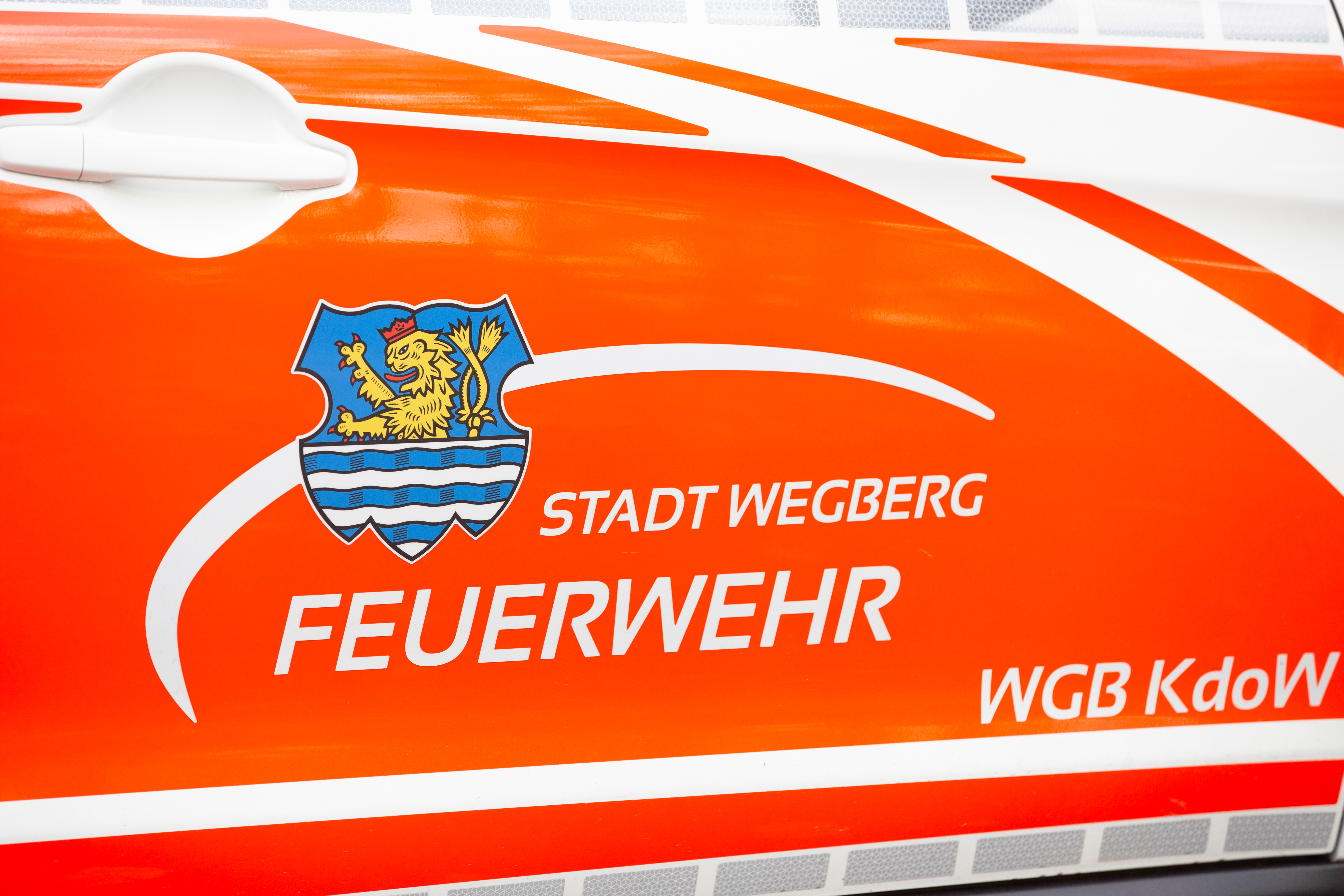 Schriftzug der Feuerwehr auf Auto