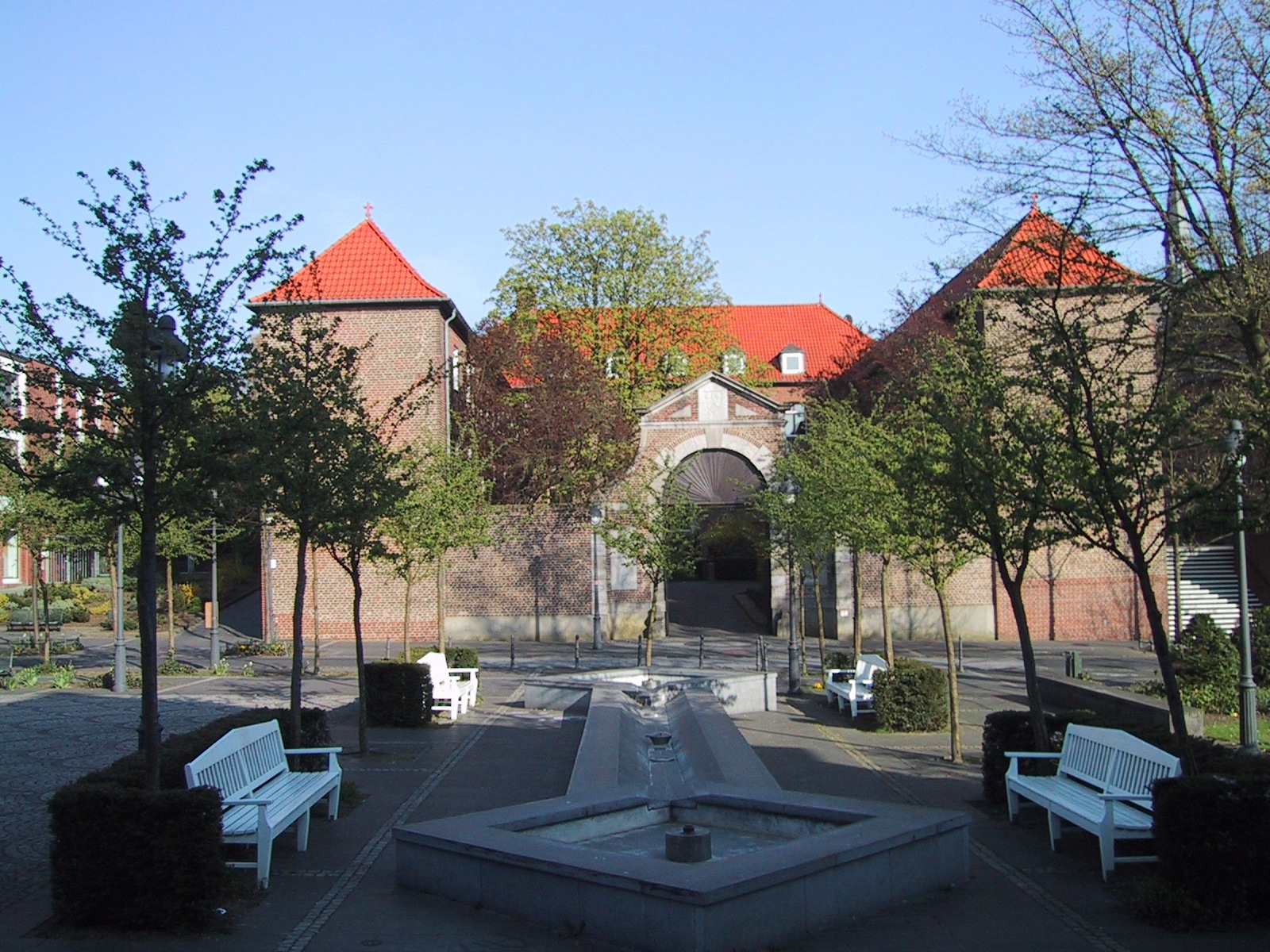 Rathausplatz Frontalansicht des Klosters