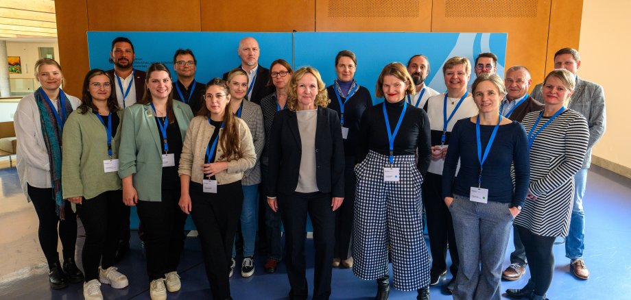 Bundesumweltministerin Steffi Lemke und die Nachhaltigkeitsmanagerinnen und -manager