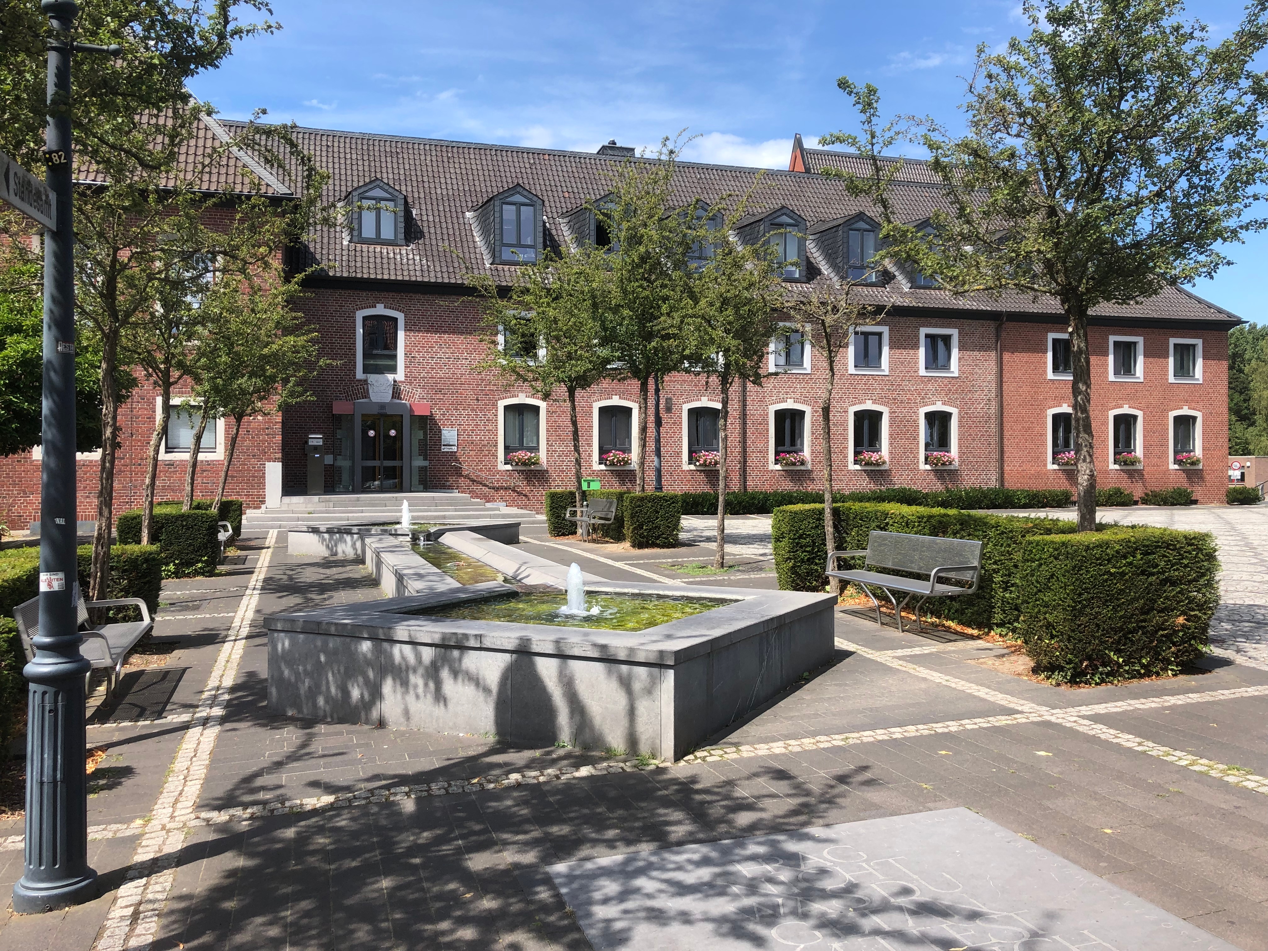 Rathausplatz mit Sicht auf das Wegberger Rathaus