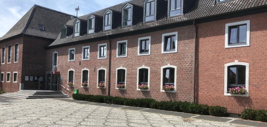 Rathausplatz mit seitlicher Sicht auf das Wegberger Rathaus