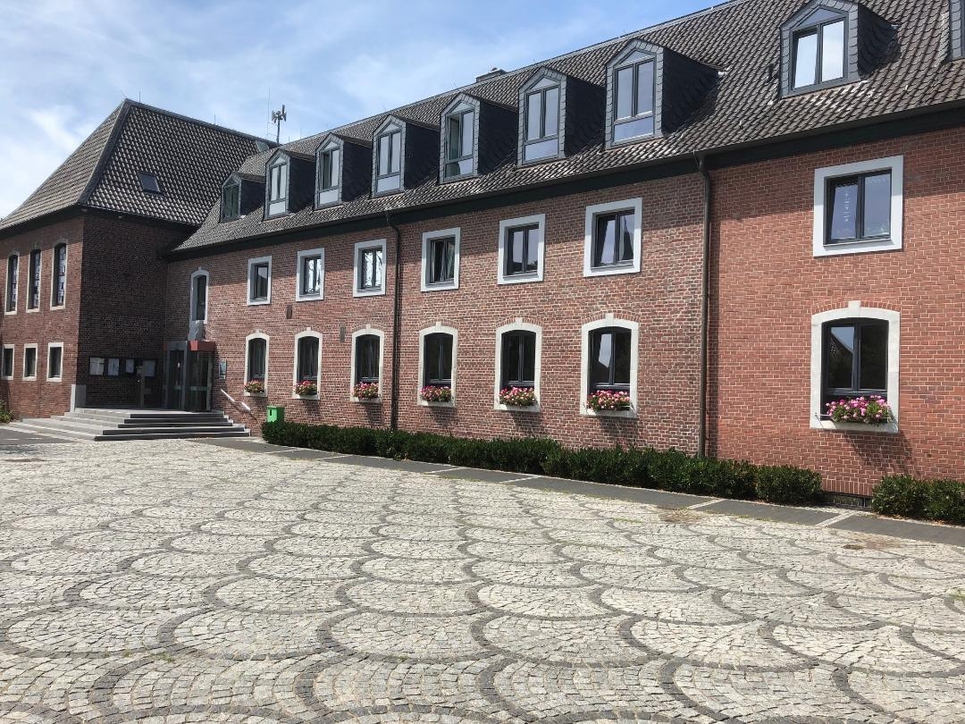 Rathausplatz mit seitlicher Sicht auf das Wegberger Rathaus