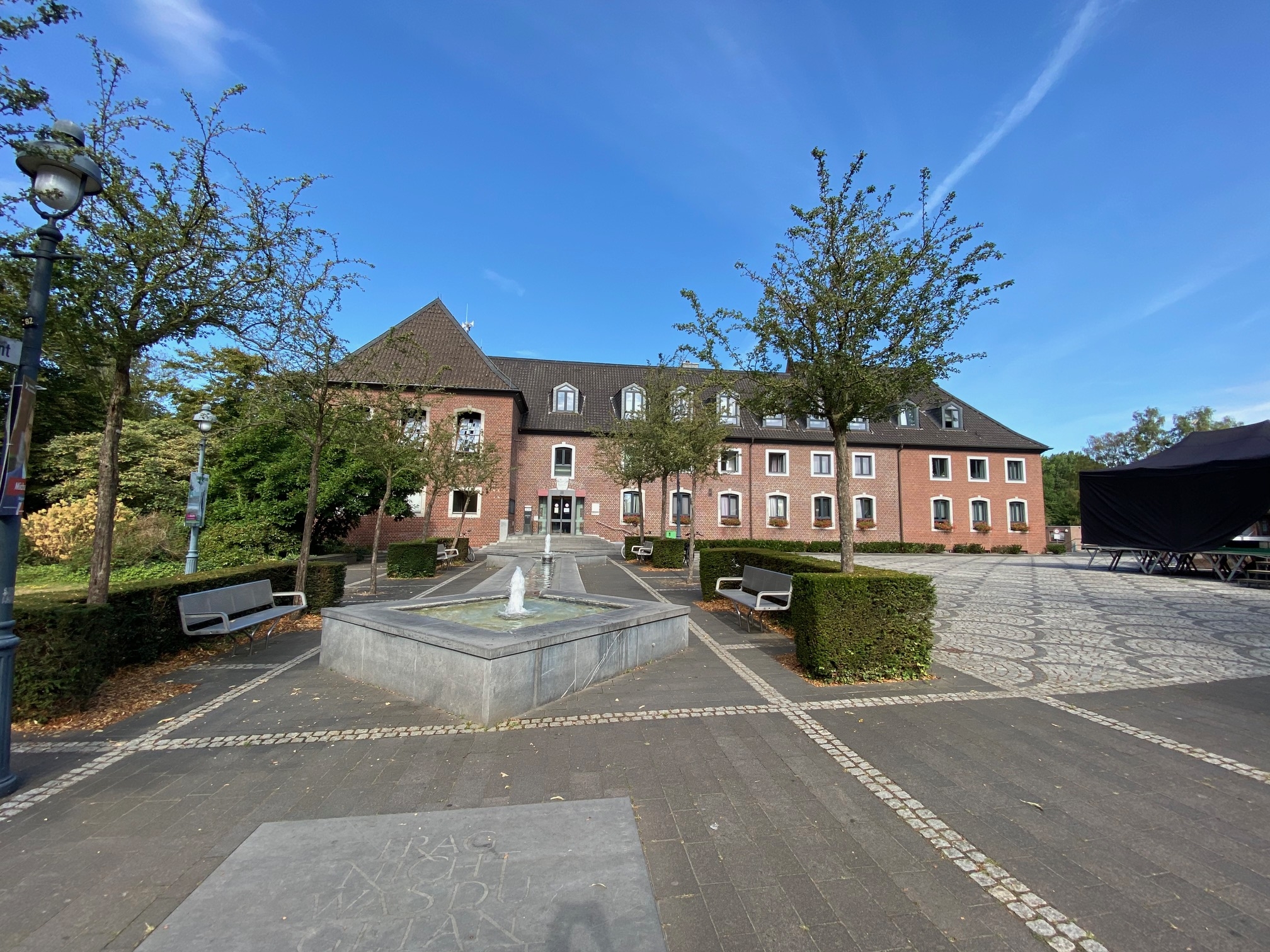 Rathaus Entfernte Frontalansicht des Rathauses