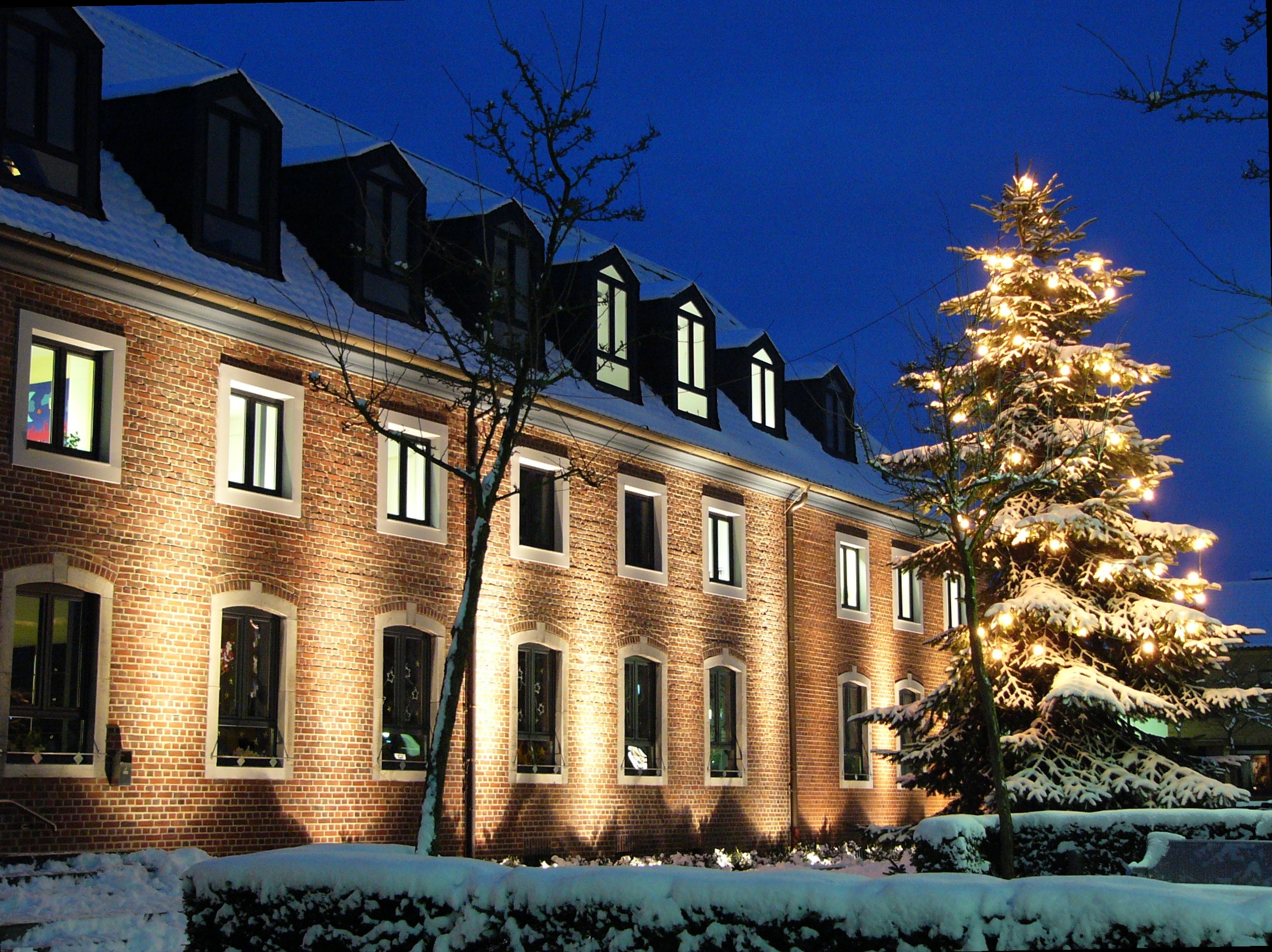 Rathaus im weihnachtlichen Ambiente