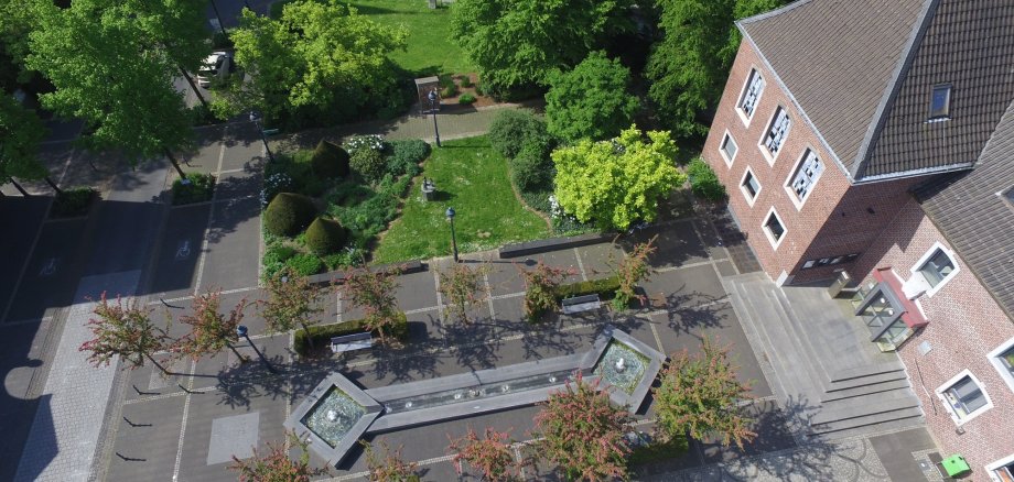 Luftaufnahme des Rathausplatzes und des Rathauses