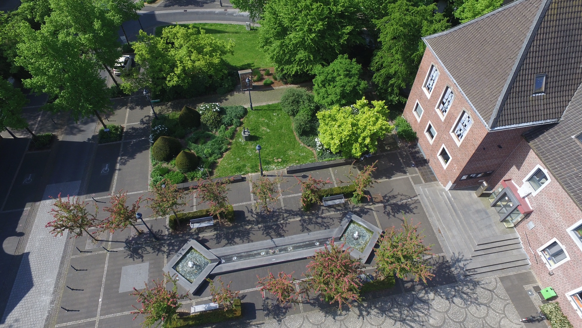 Luftaufnahme des Rathausplatzes und des Rathauses