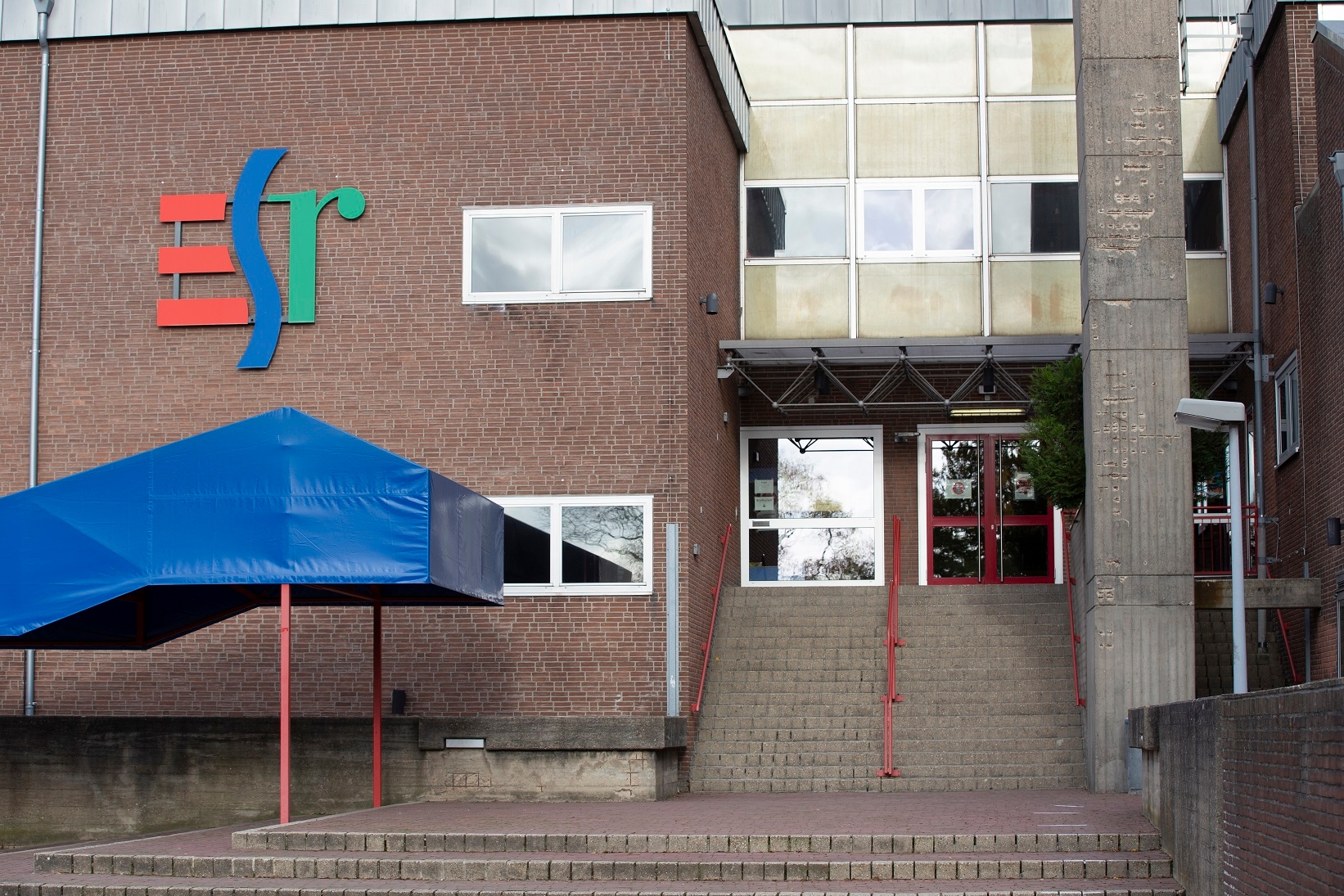 Eingansbereich der Edith-Stein-Realschule