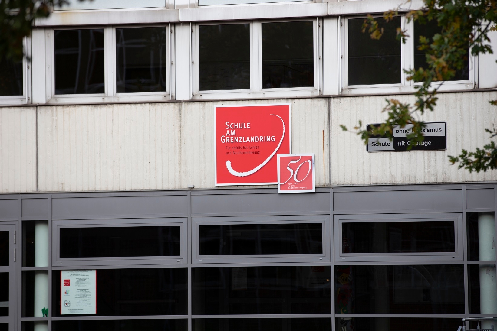 Eingangsschild der Schule am GrenzlandRing